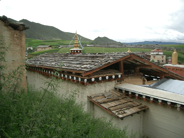 a house near Ganden Sumtseling Monastery